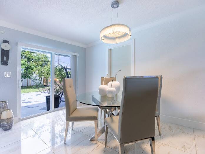 Palm Springs, FL 33461,253 Davis RD