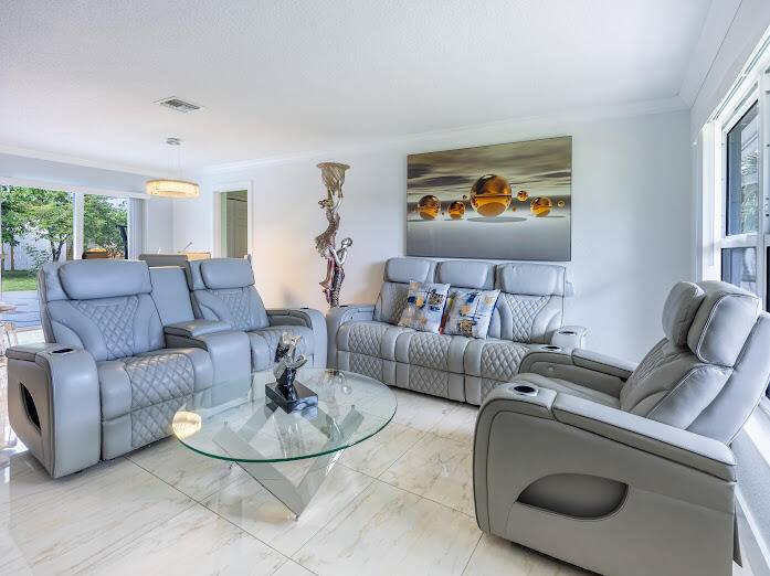 Palm Springs, FL 33461,253 Davis RD