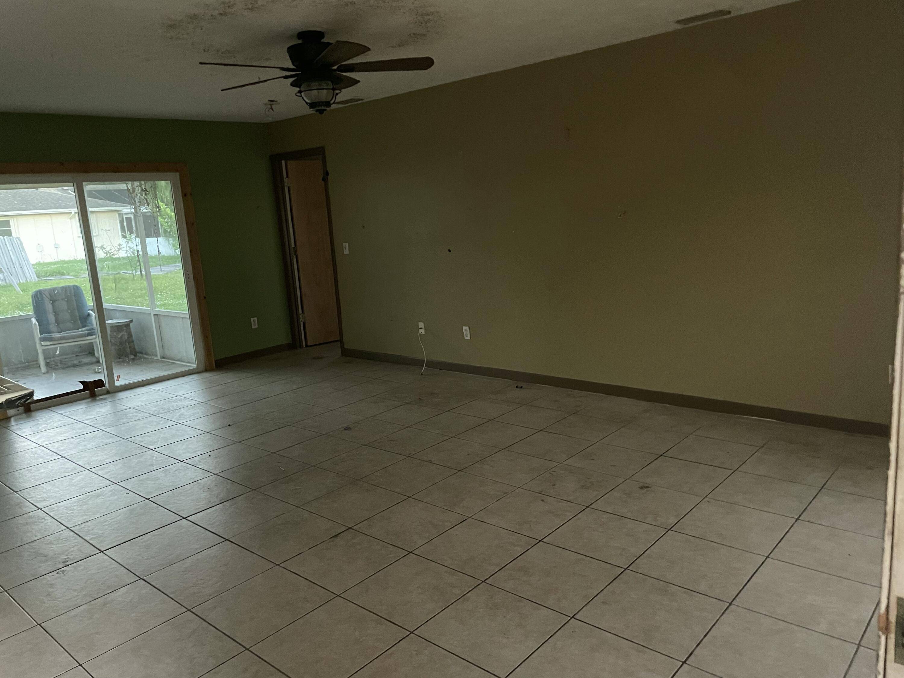 Port Saint Lucie, FL 34983,765 SE Floresta DR