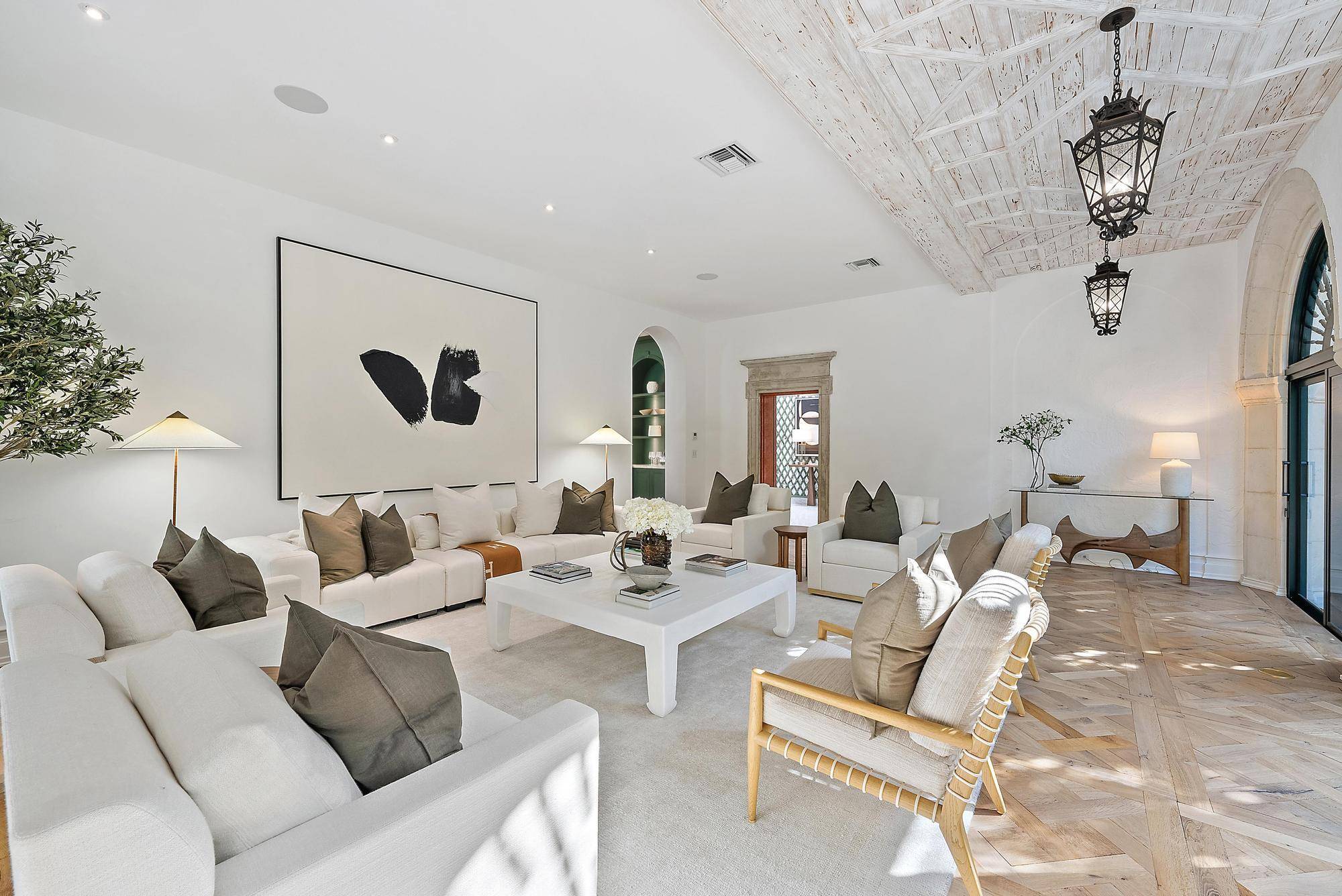 Palm Beach, FL 33480,206 Phipps Plaza