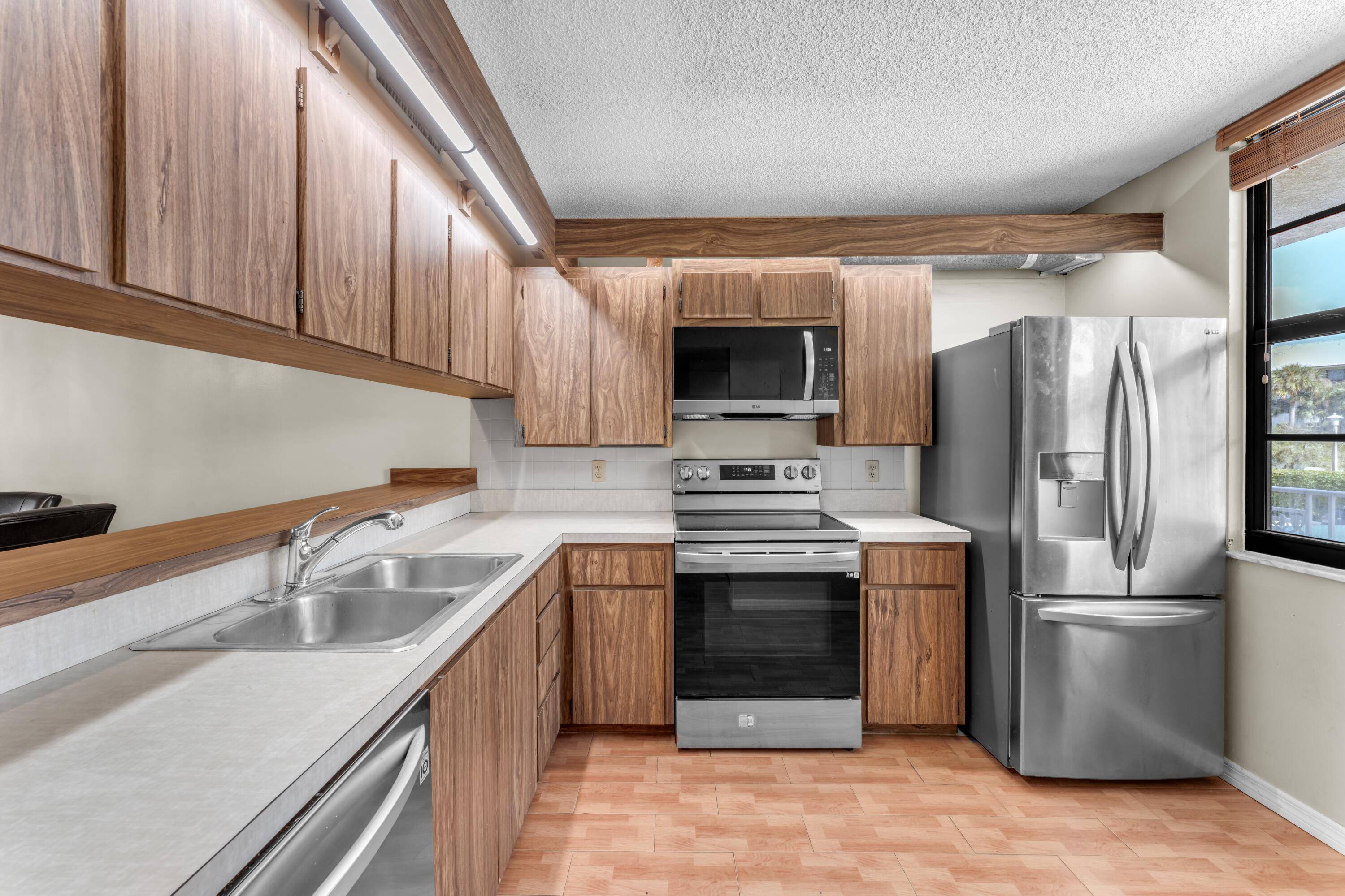 West Palm Beach, FL 33401,3540 Whitehall DR 203