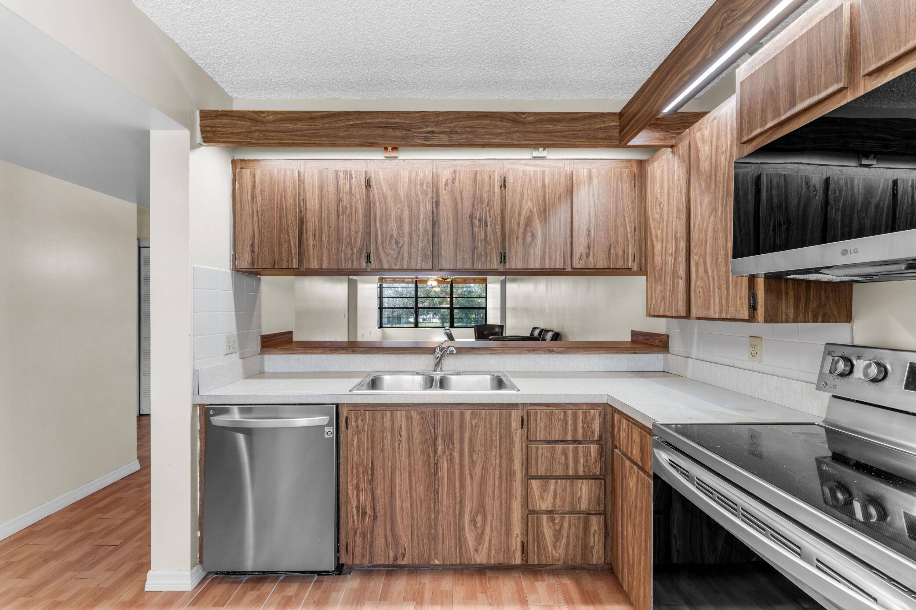 West Palm Beach, FL 33401,3540 Whitehall DR 203