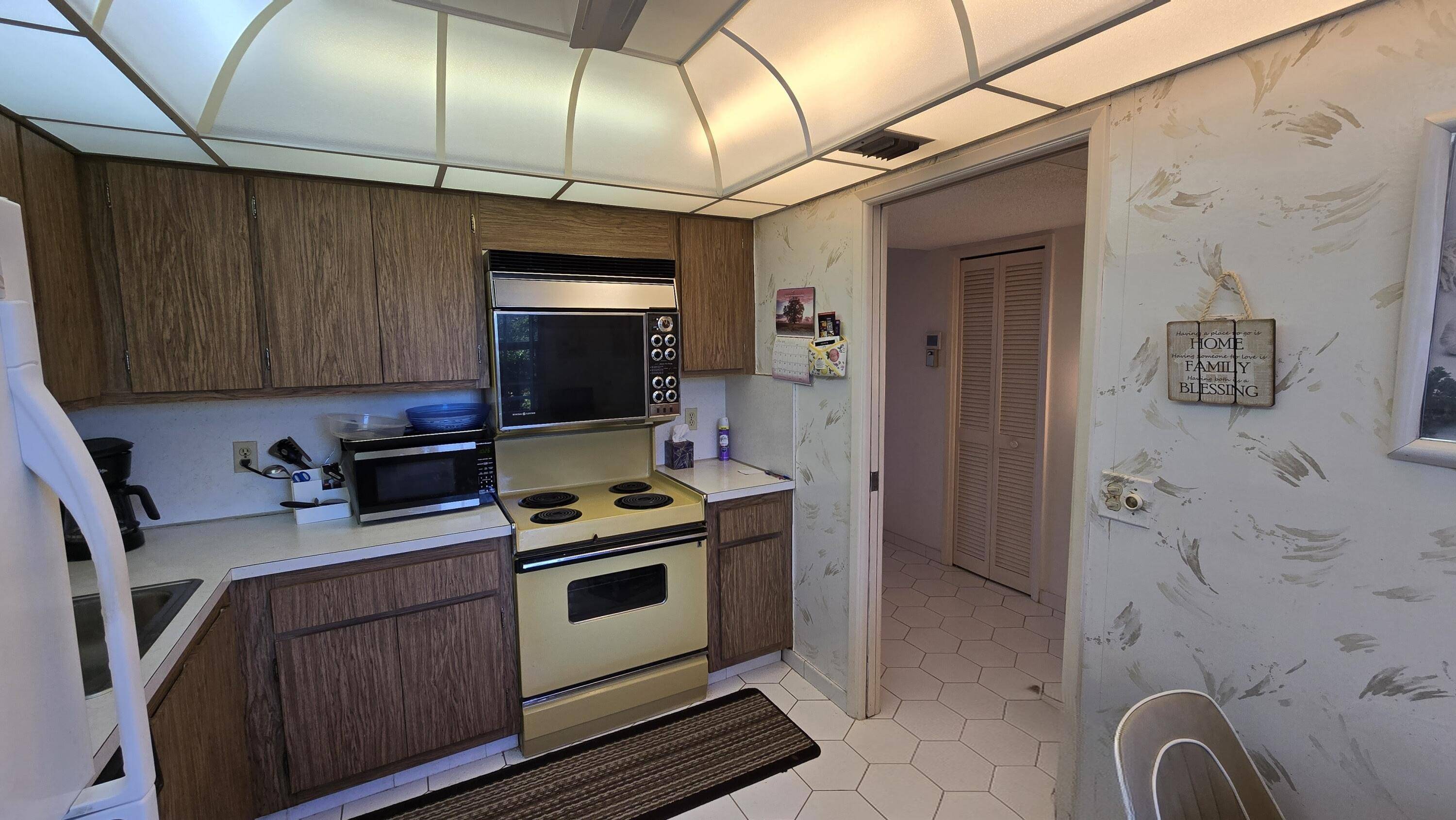 Pompano Beach, FL 33069,575 Oaks LN 509