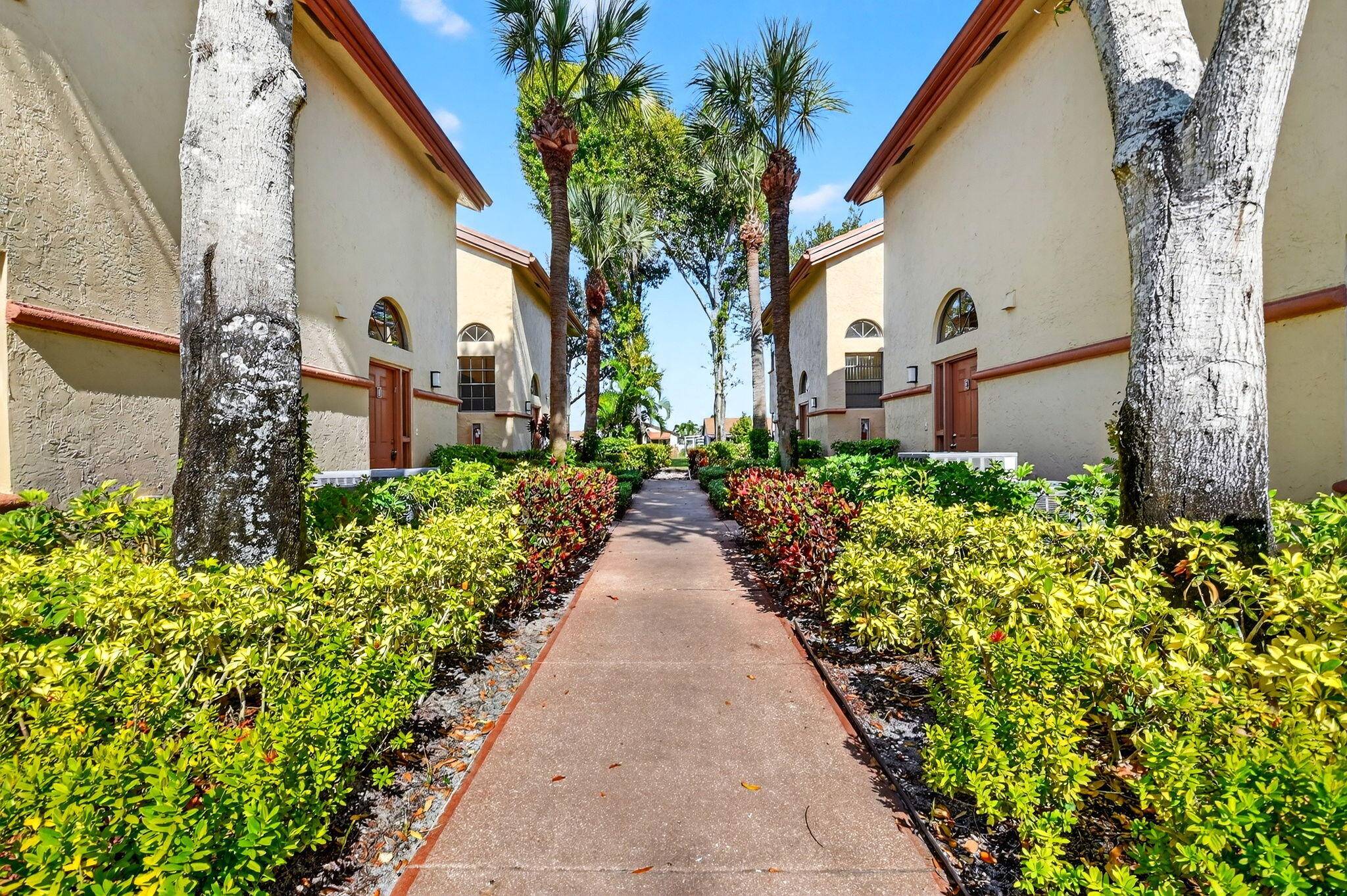 Boynton Beach, FL 33437,5227 Europa DR F