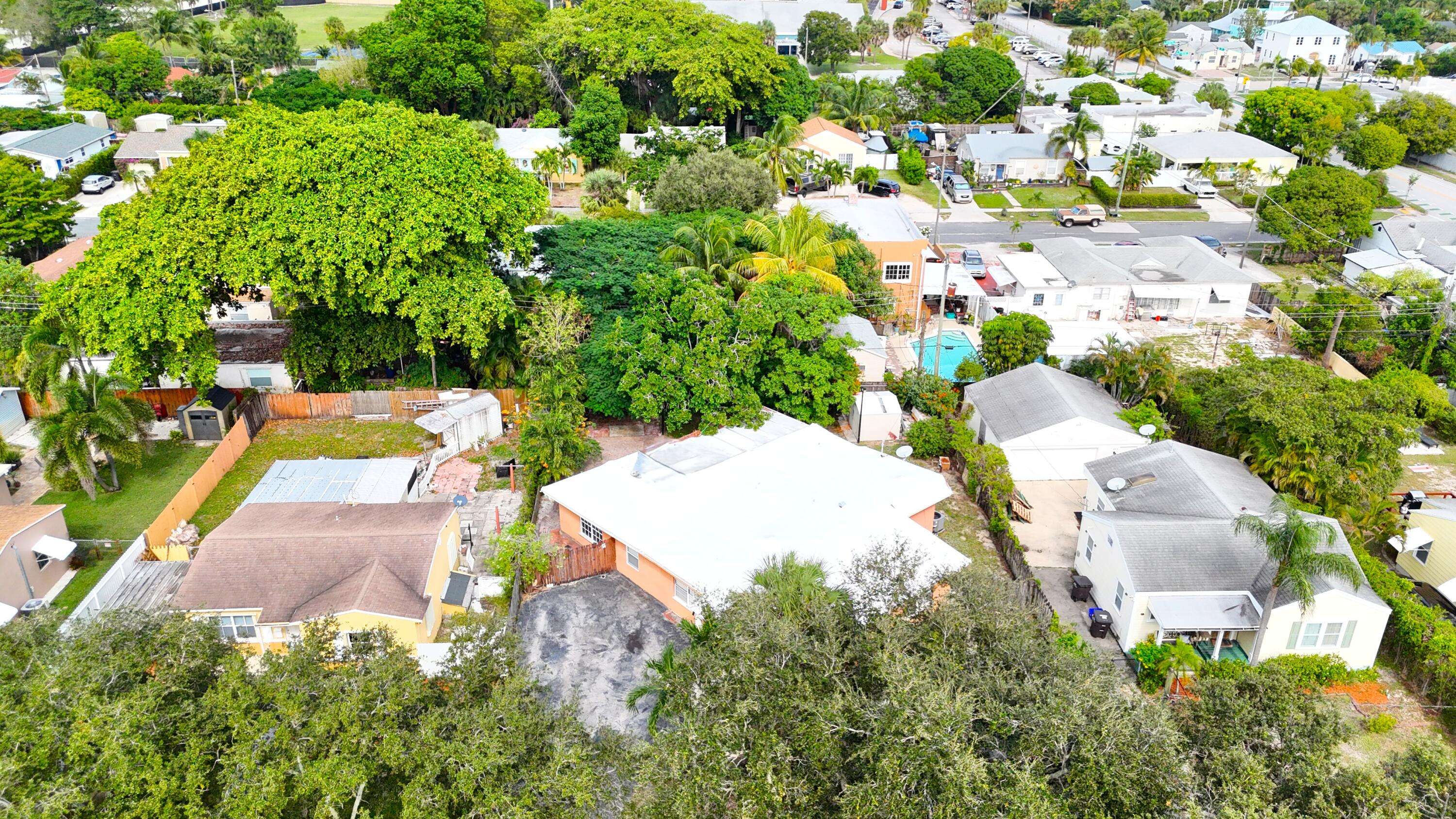 West Palm Beach, FL 33405,819 Colonial RD