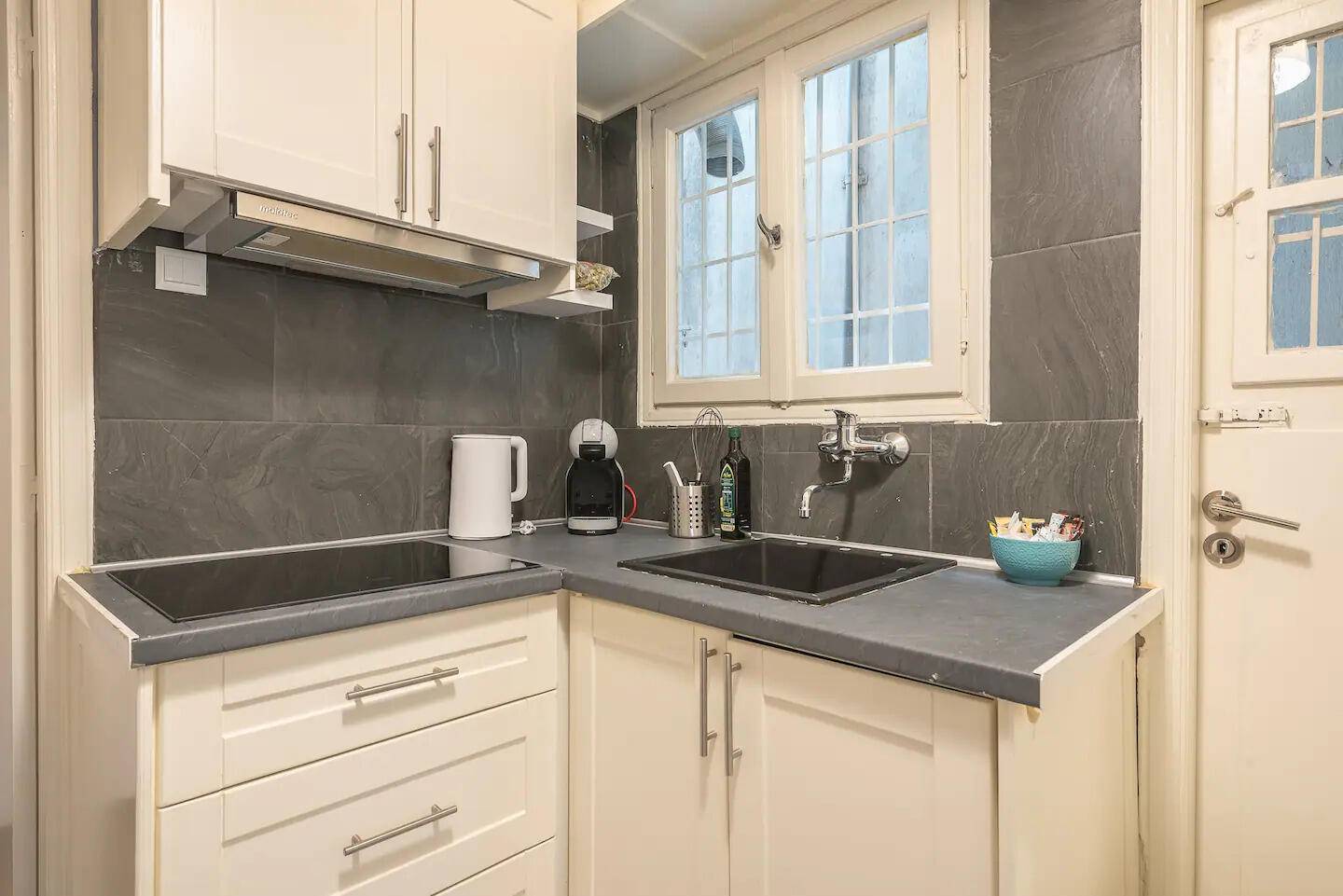 Out Of Country, 00000,33 Makriyanni