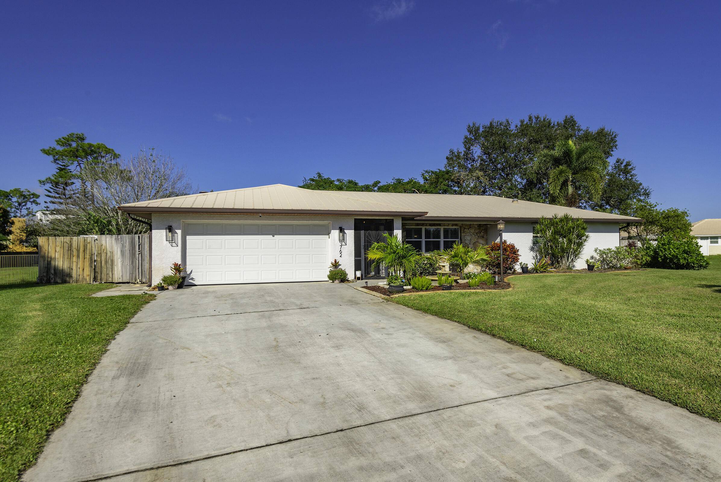 Port Saint Lucie, FL 34983,762 SE River LN