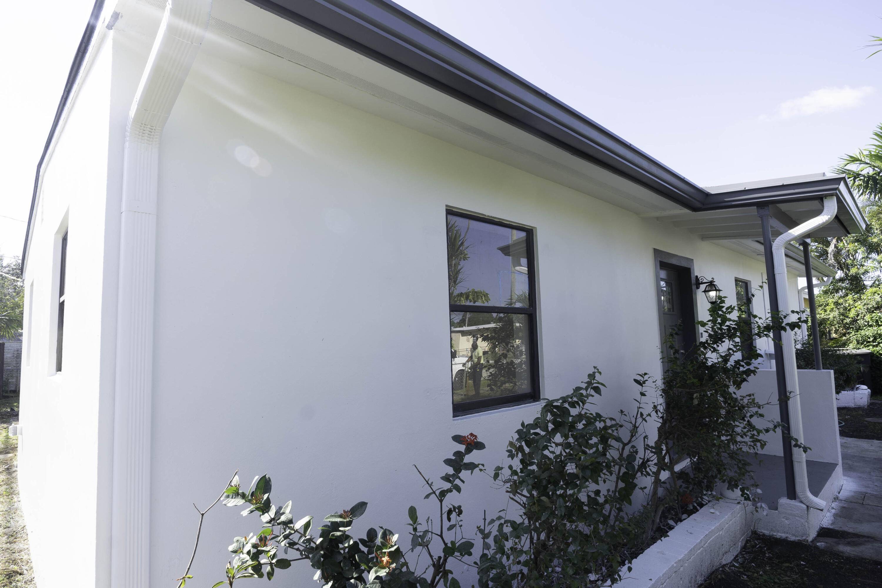 Fort Lauderdale, FL 33311,924 NW 11th CT