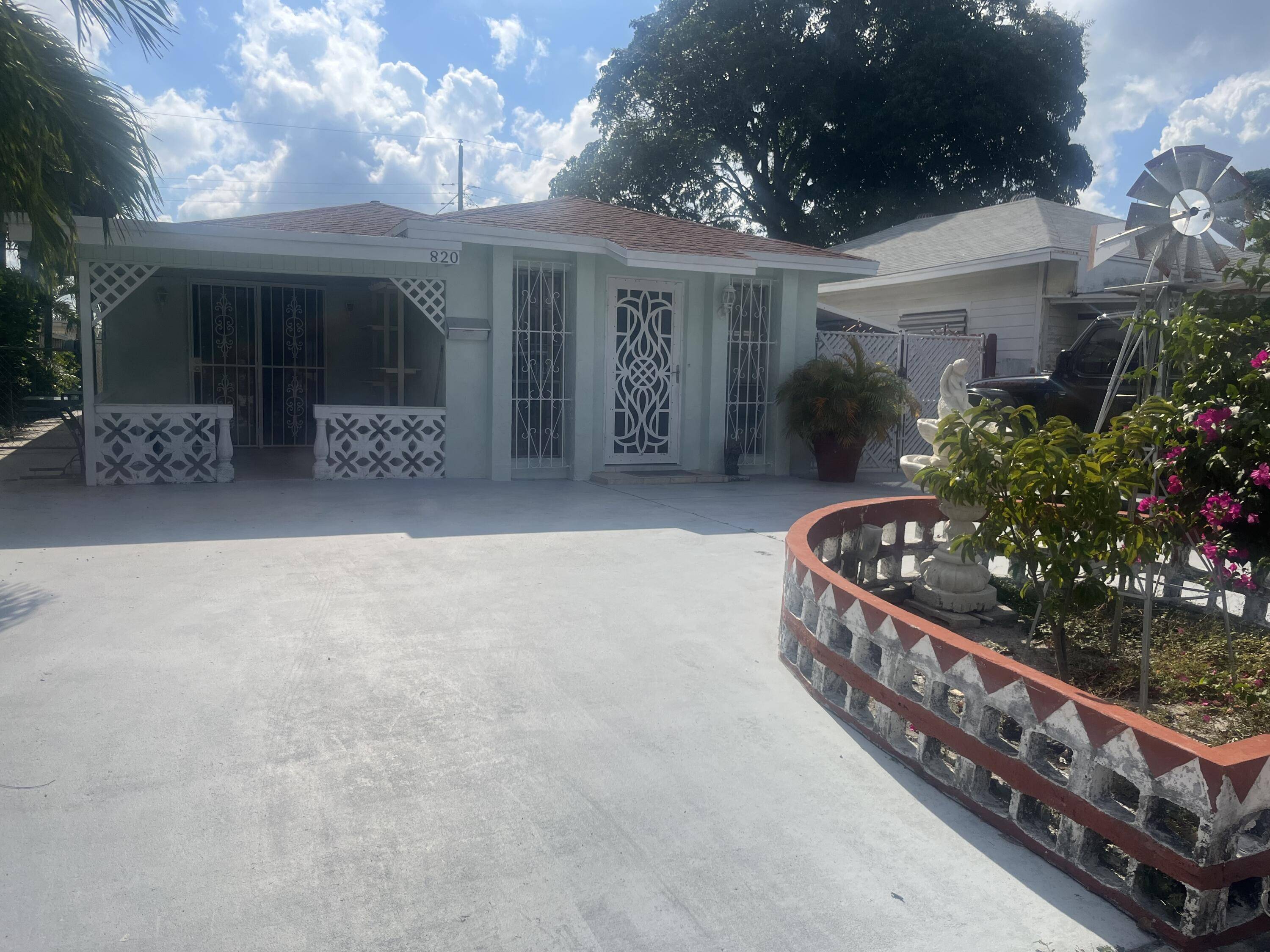 West Palm Beach, FL 33405,820 W Lakewood RD