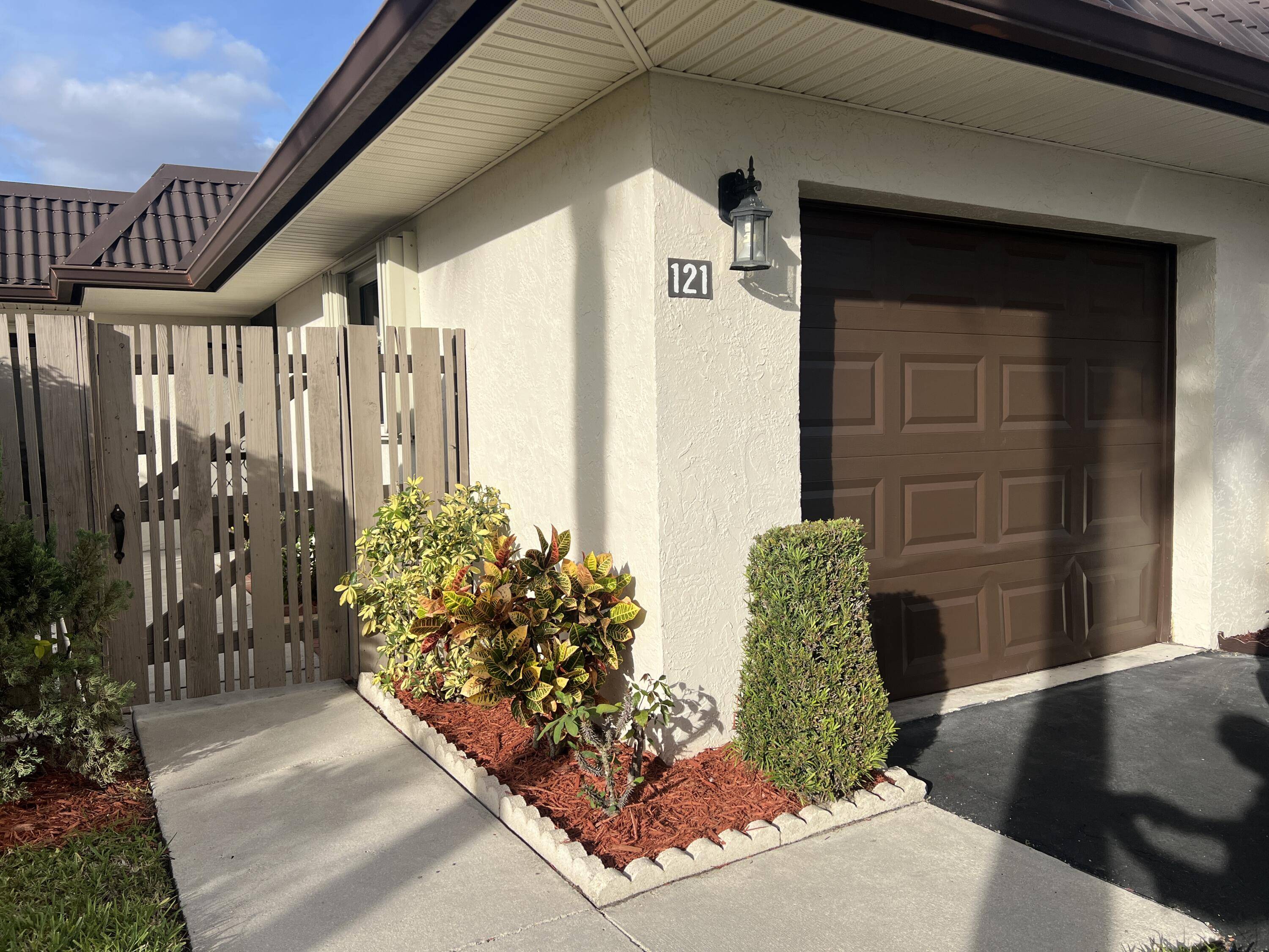 West Palm Beach, FL 33411,121 Lake Paula DR