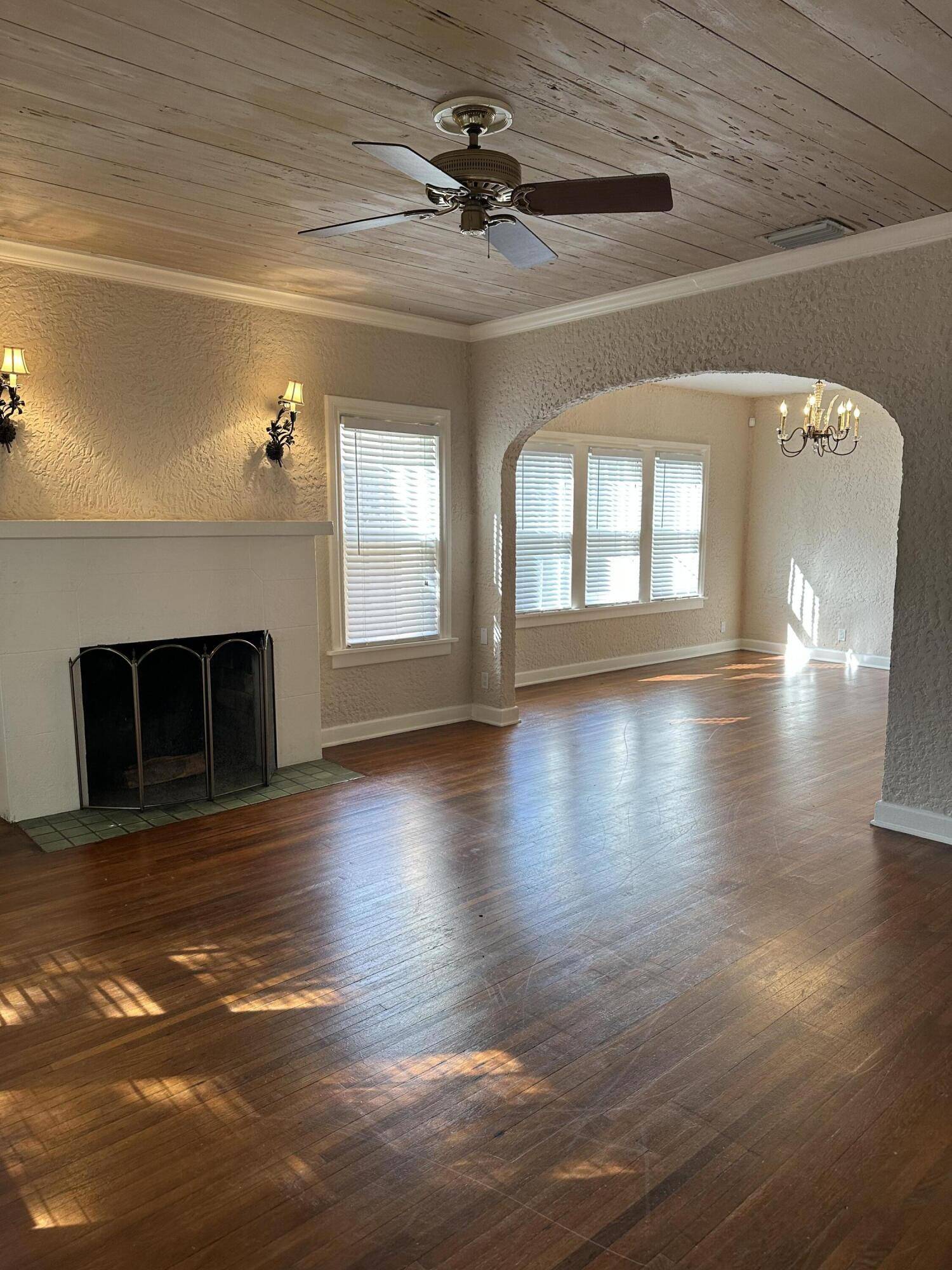 West Palm Beach, FL 33405,229 Lakeland DR