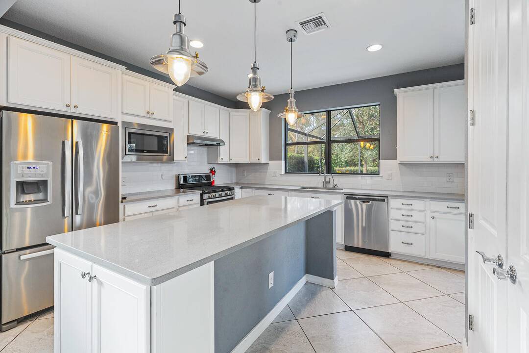 Port Saint Lucie, FL 34984,568 SE Monet DR