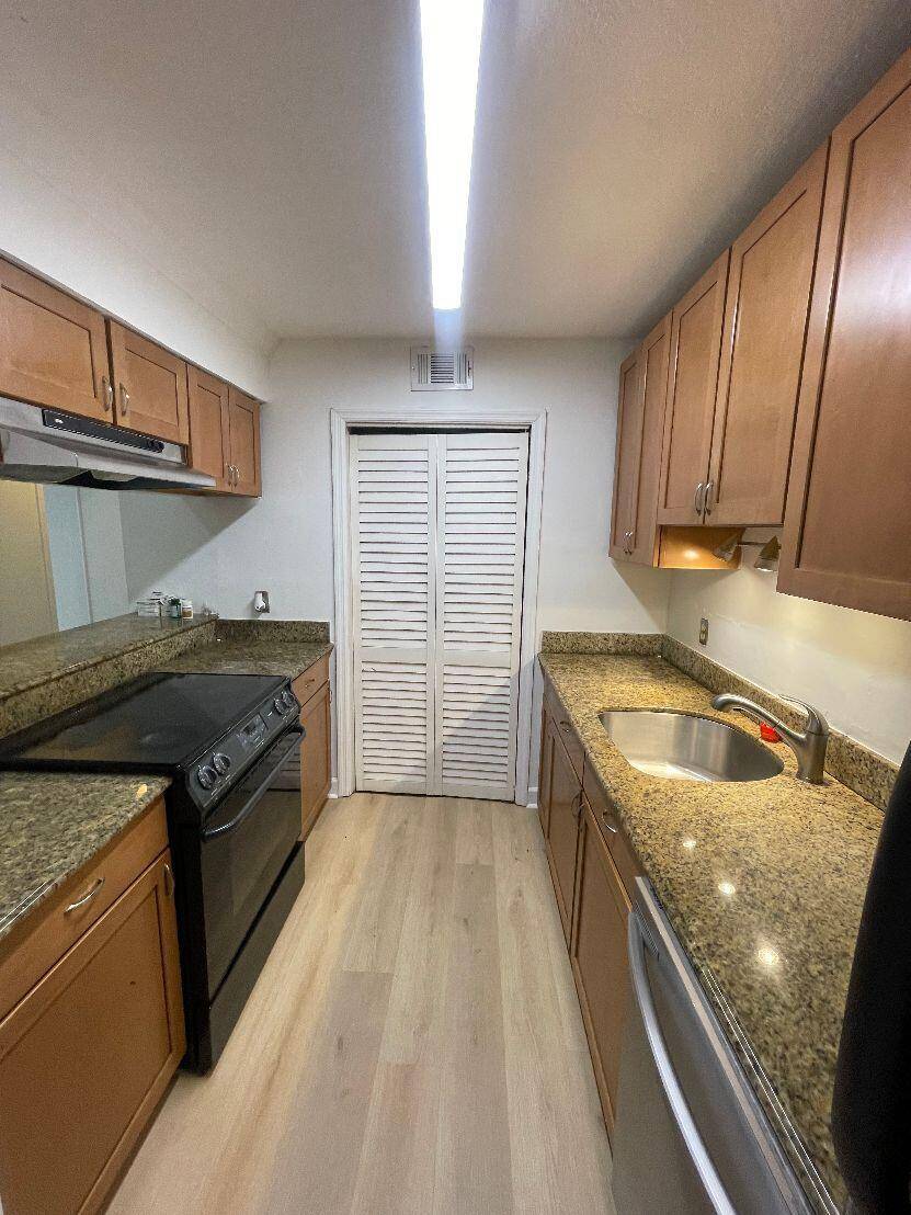 Boynton Beach, FL 33426,2303 N Congress AVE 11