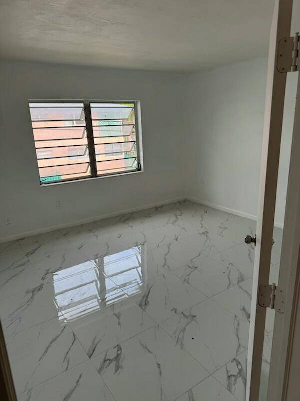 North Miami Beach, FL 33160,2285 NE 172nd ST 4