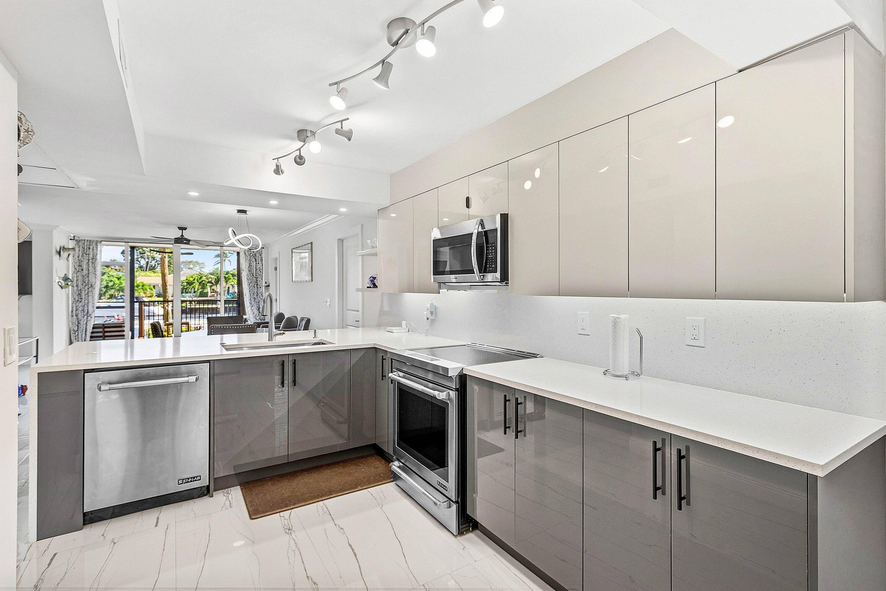 Boca Raton, FL 33432,18 Royal Palm Way 109