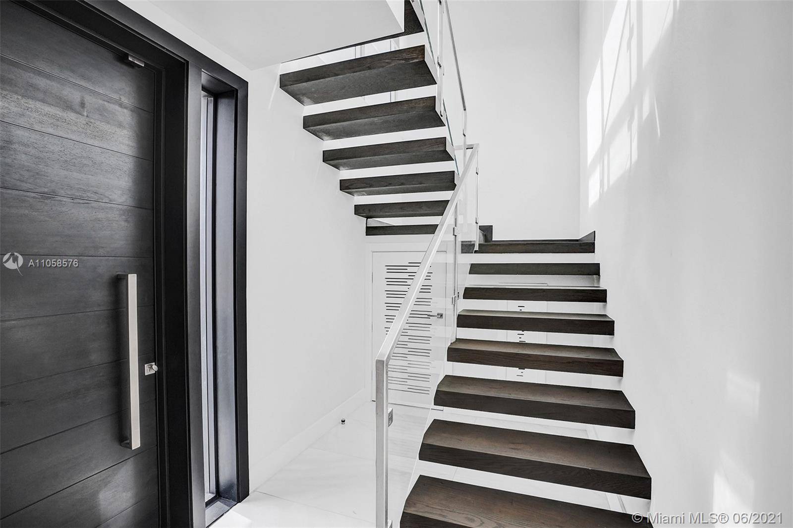 Hollywood, FL 33019,2820 N Ocean Dr