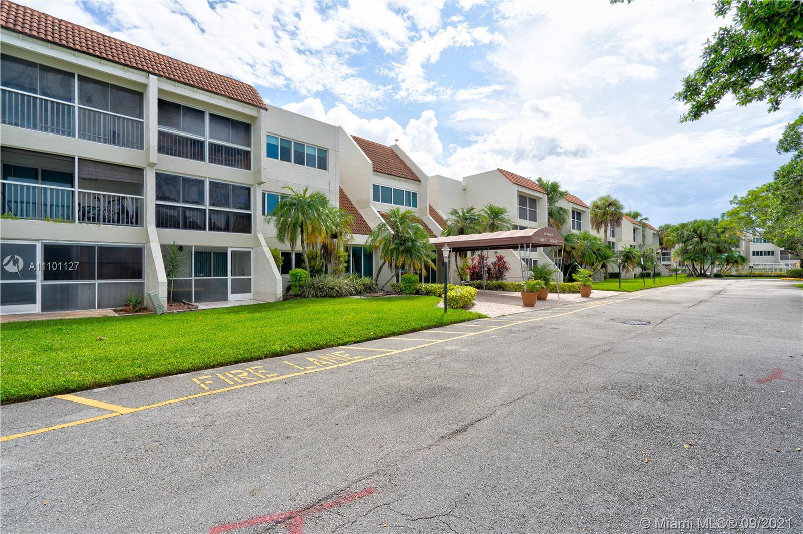Weston, FL 33326,100 Lakeview Dr #216