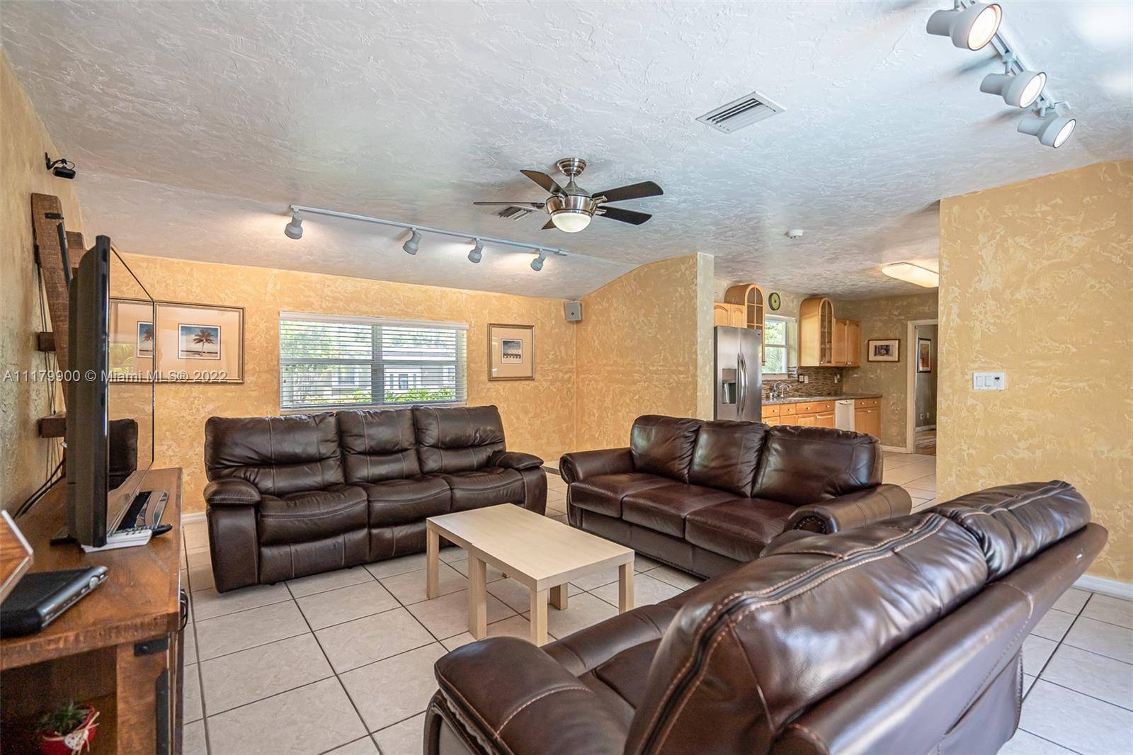 Hollywood, FL 33019,1254 Polk St