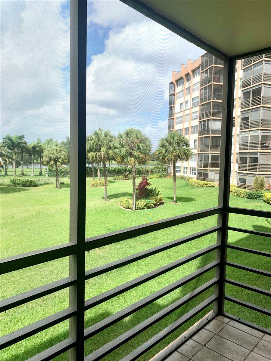 Pembroke Pines, FL 33026,900 Saint Charles Pl #220