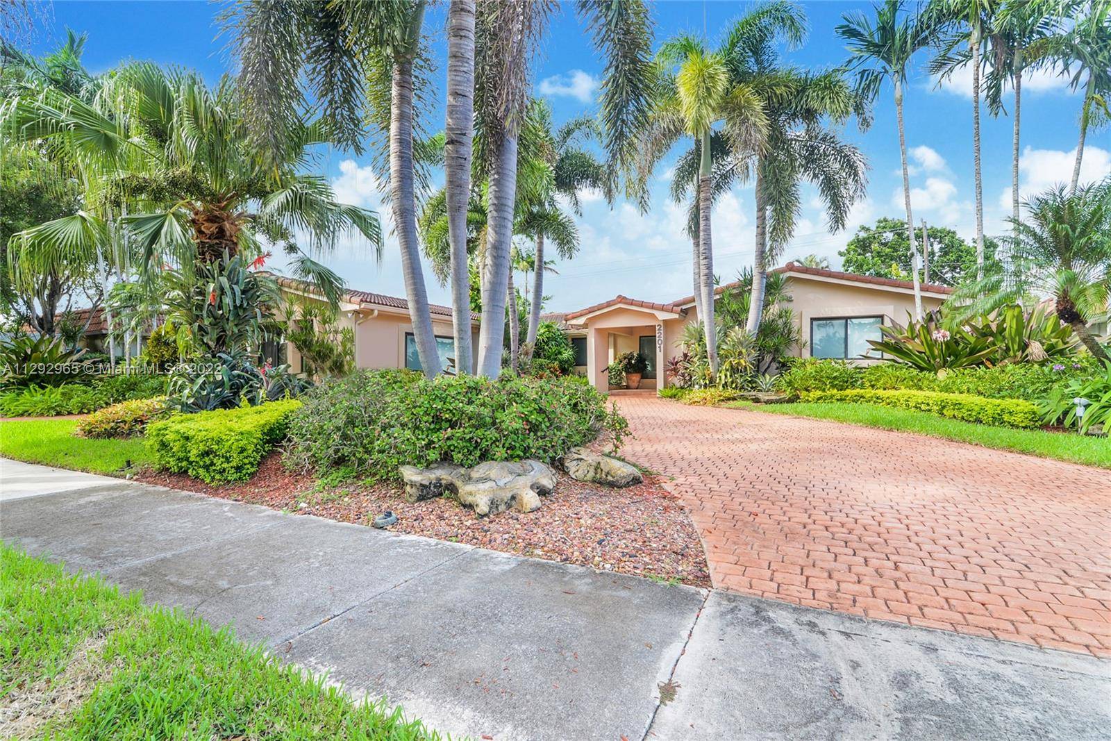 Miami, FL 33180,2201 NE 204th St