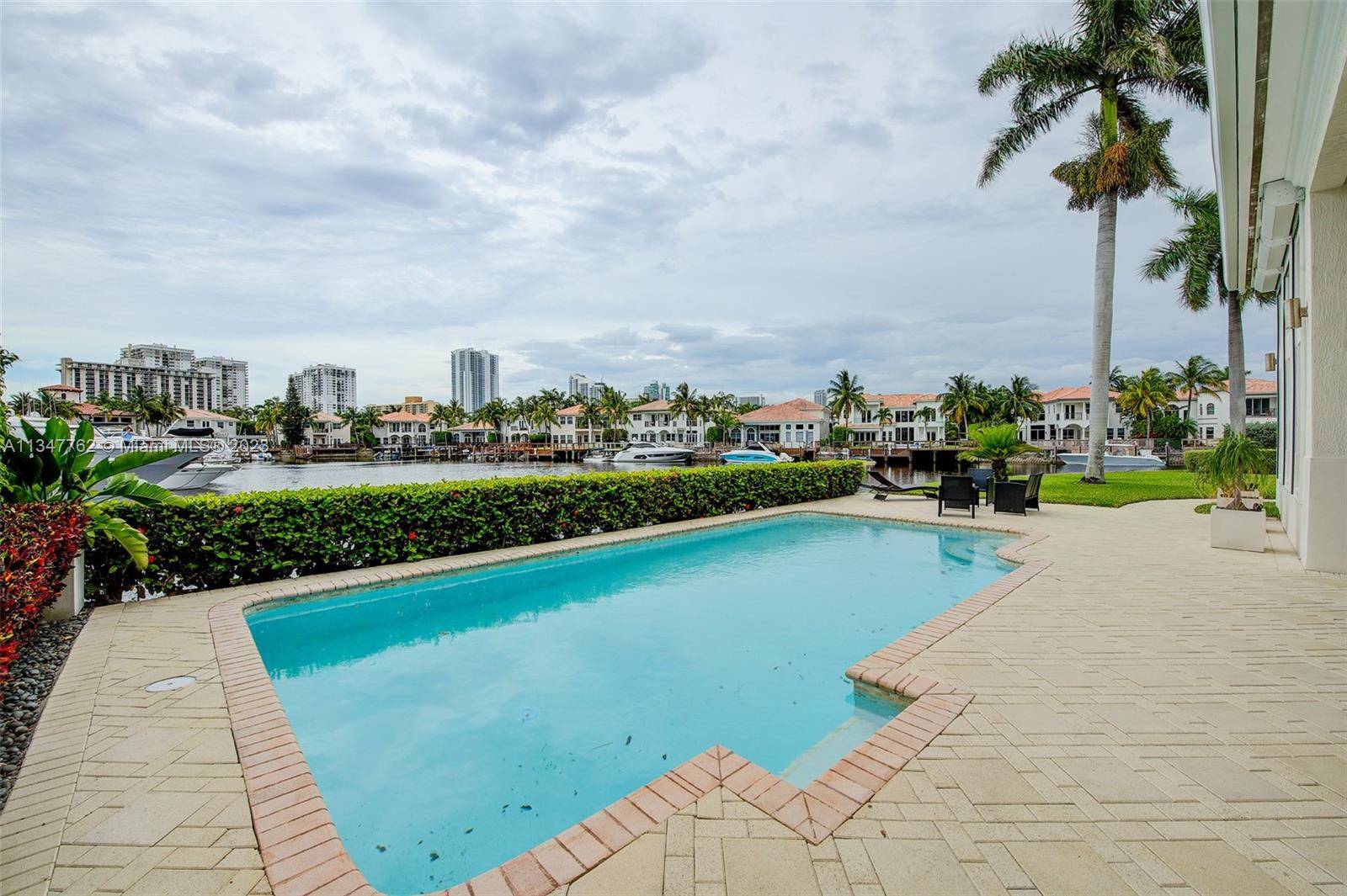 Hollywood, FL 33019,914 Sanibel Dr