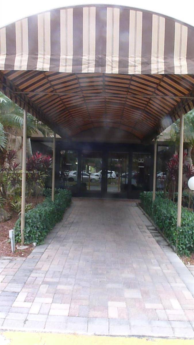 Weston, FL 33326,240 Lakeview Dr #201