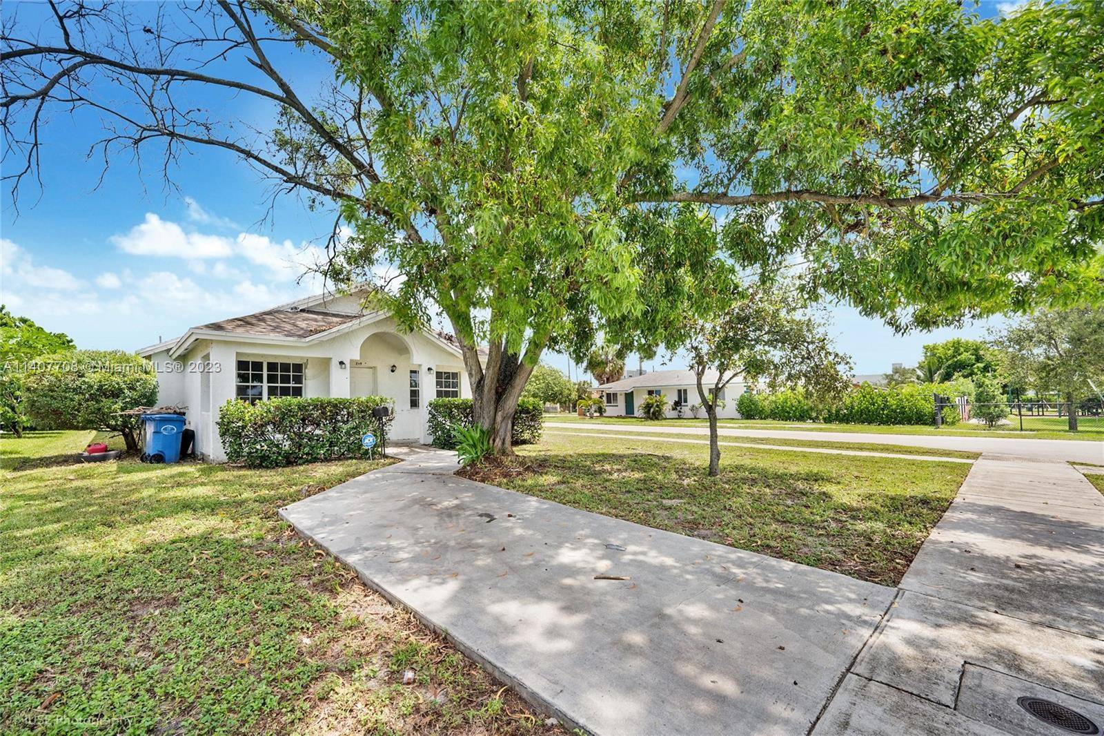 Oakland Park, FL 33334,299 NE 35th St