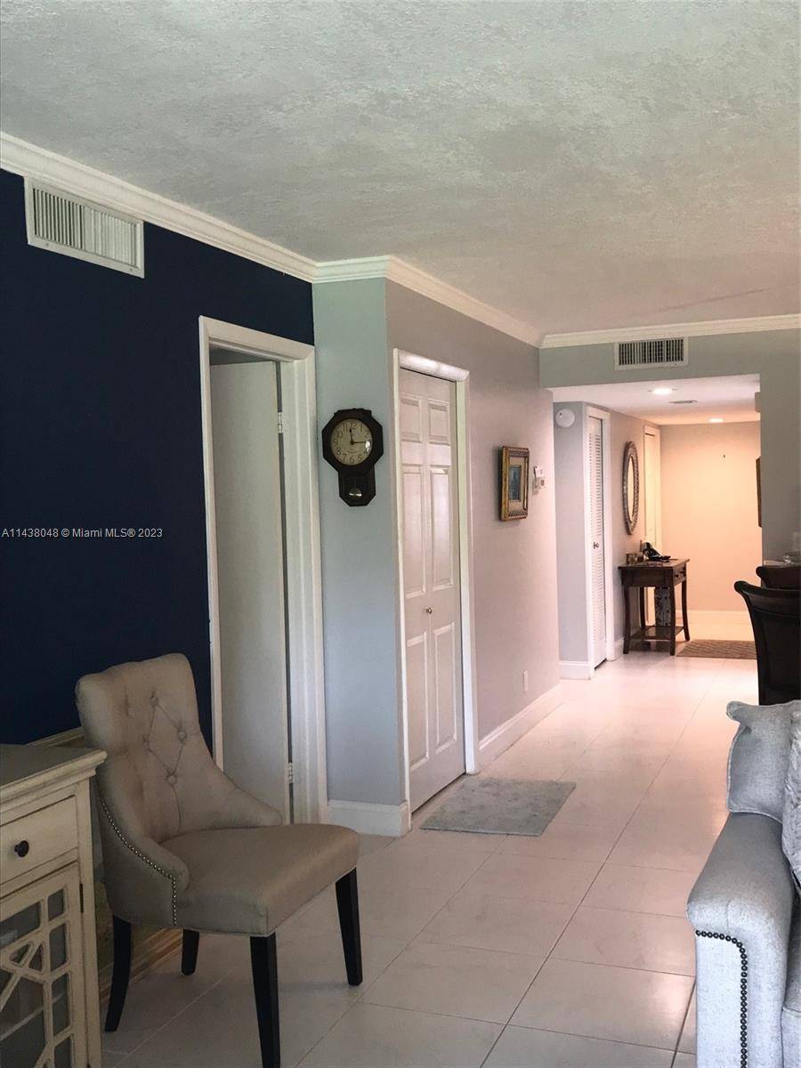 Weston, FL 33326,437 Lakeview Dr #105