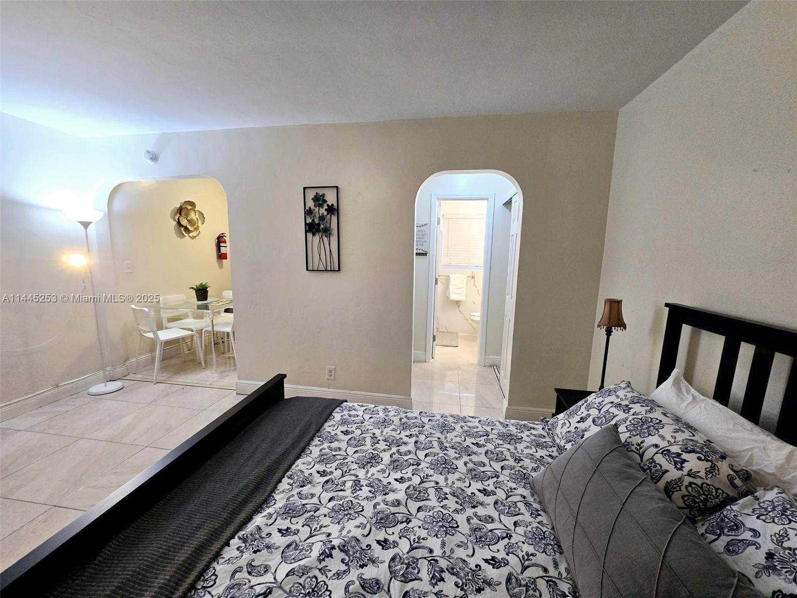 Hollywood, FL 33020,2305 Monroe St #4