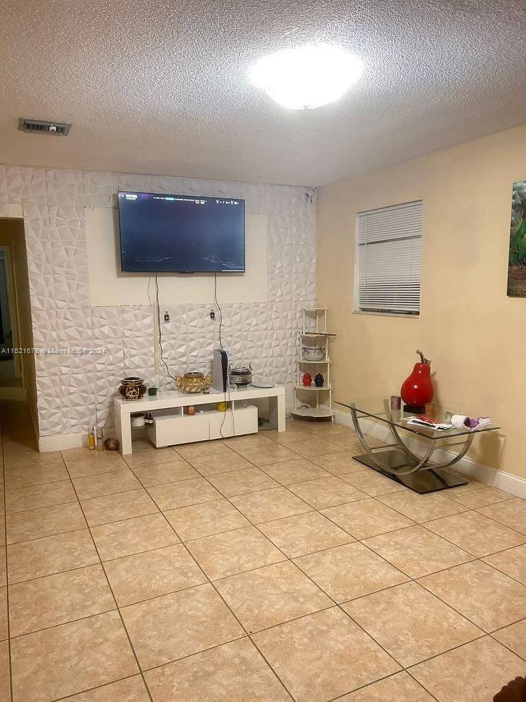 Pembroke Pines, FL 33023,6609 1 st Ct