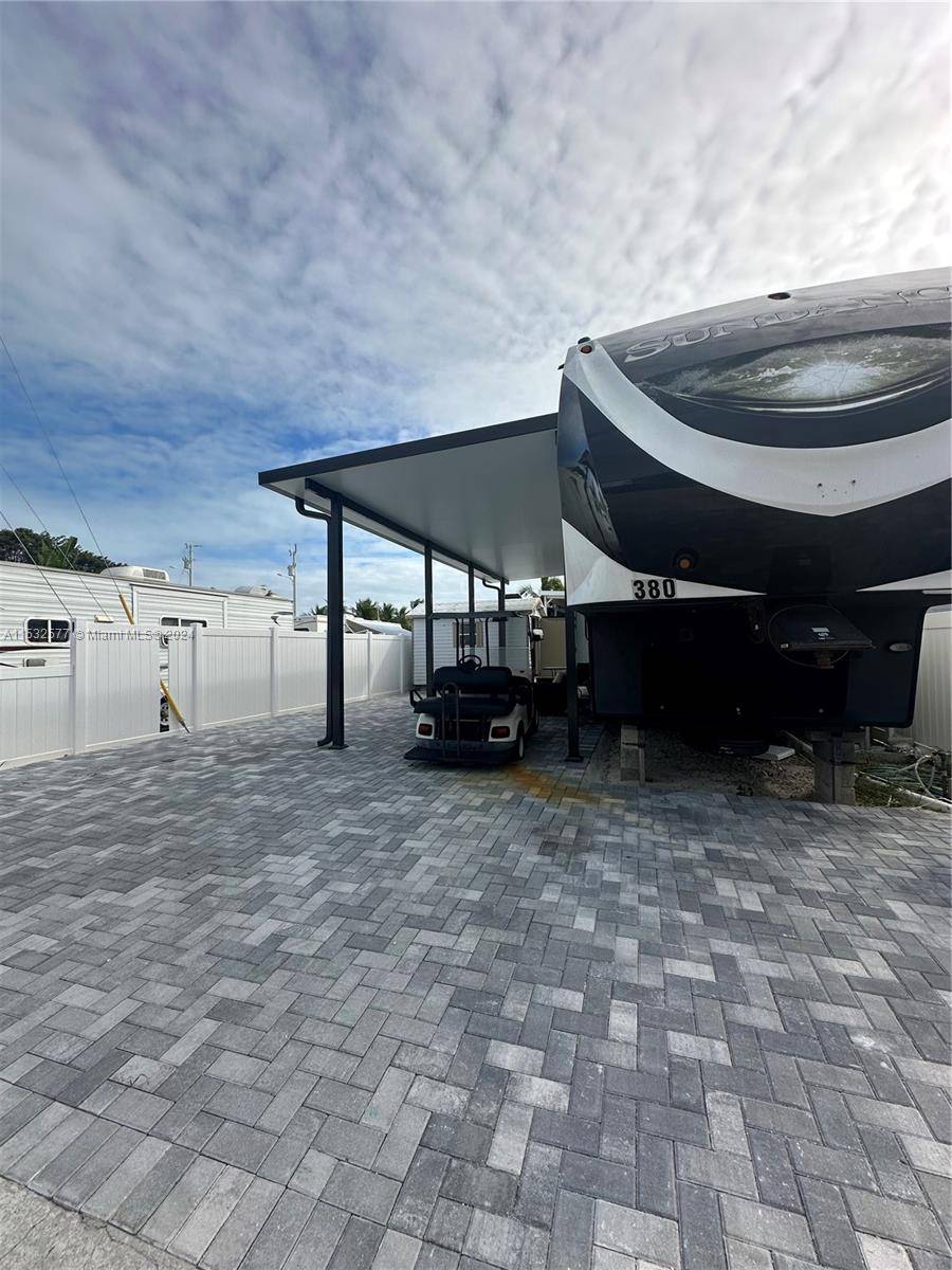 Key Largo, FL 33037,325 Calusa St