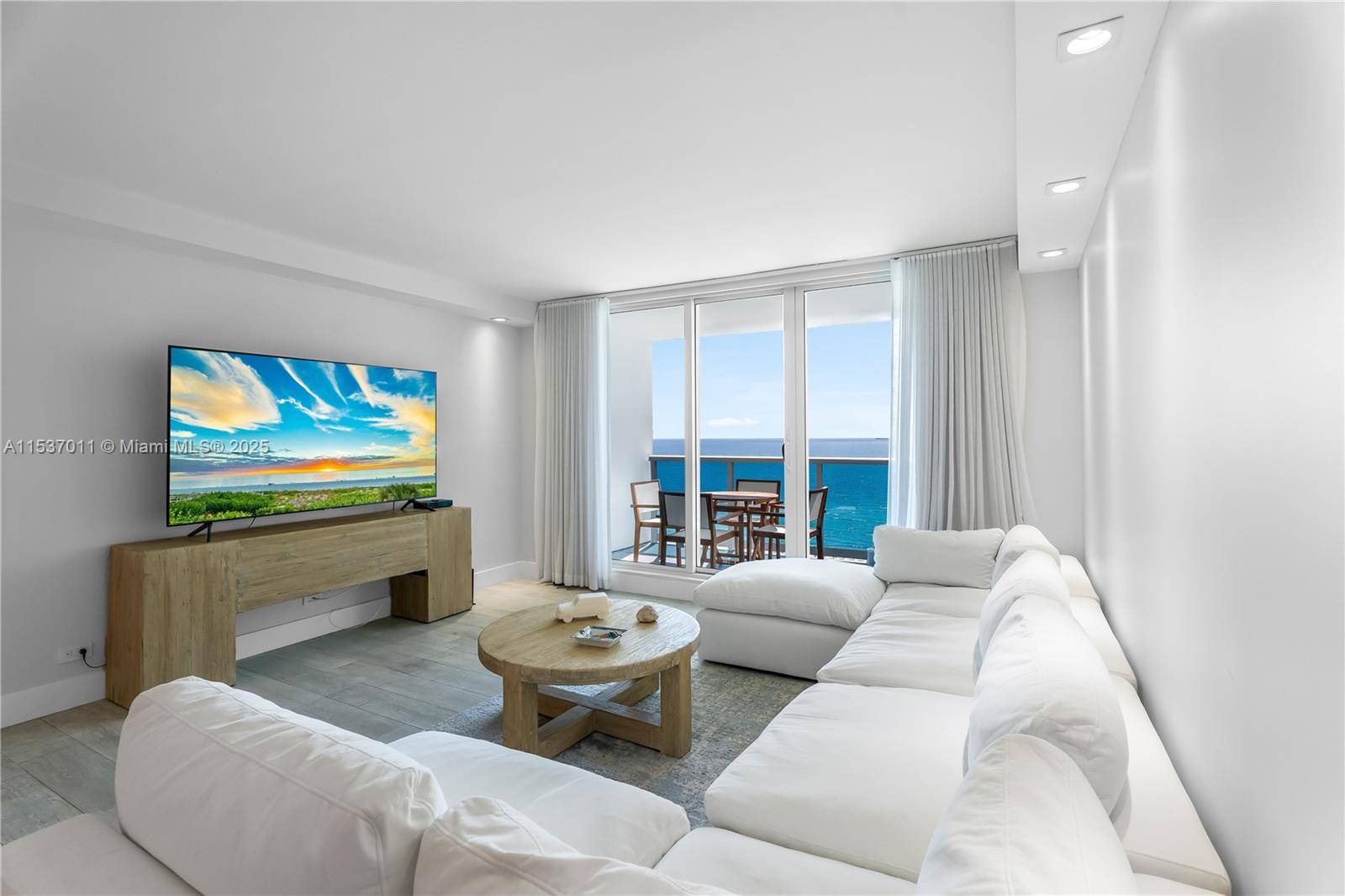 Miami Beach, FL 33139,2301 Collins Ave #1523-24