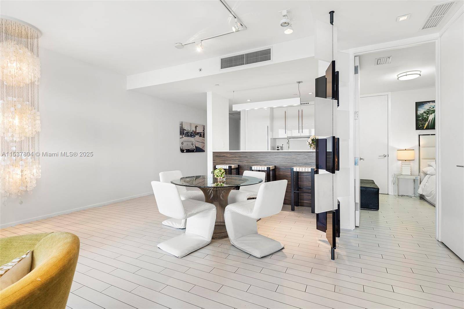 Miami Beach, FL 33139,2201 Collins Ave #814