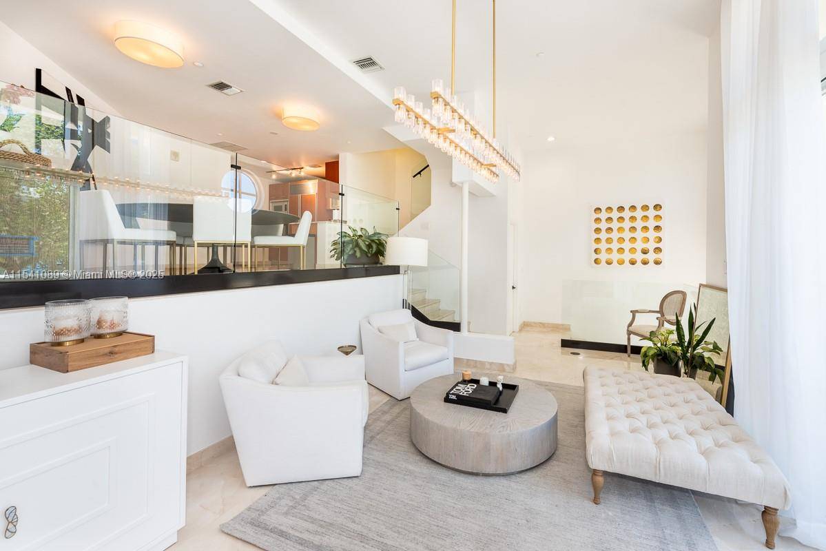 Miami Beach, FL 33139,400 Alton Rd #TH-1A