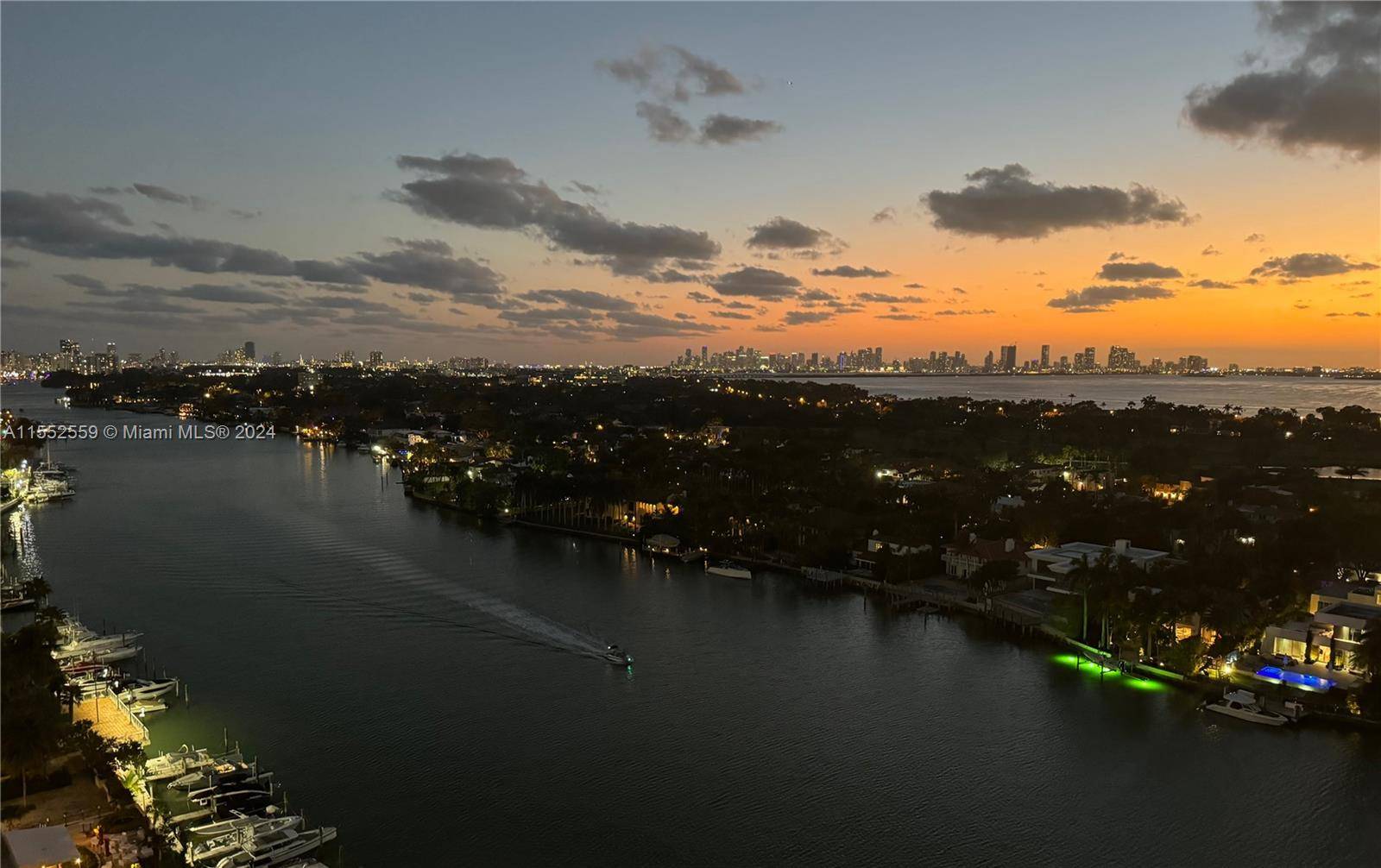 Miami Beach, FL 33140,5660 COLLINS #18 AB