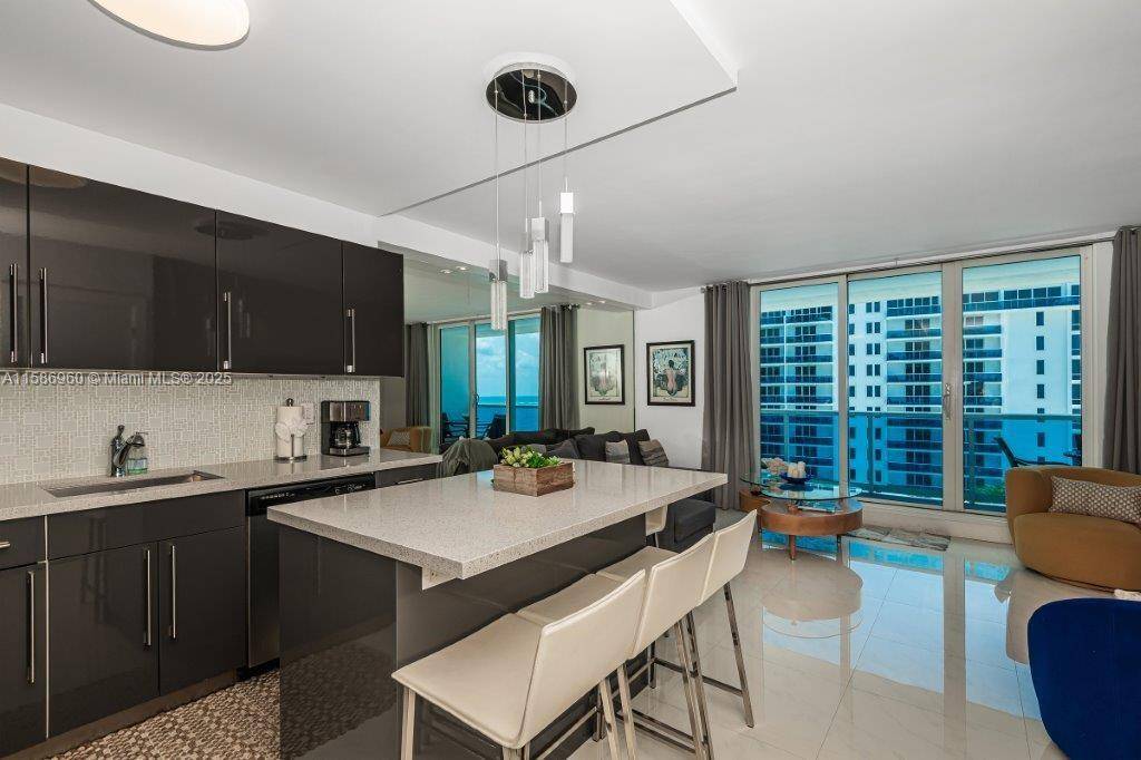 Miami Beach, FL 33139,2301 Collins Ave #1111