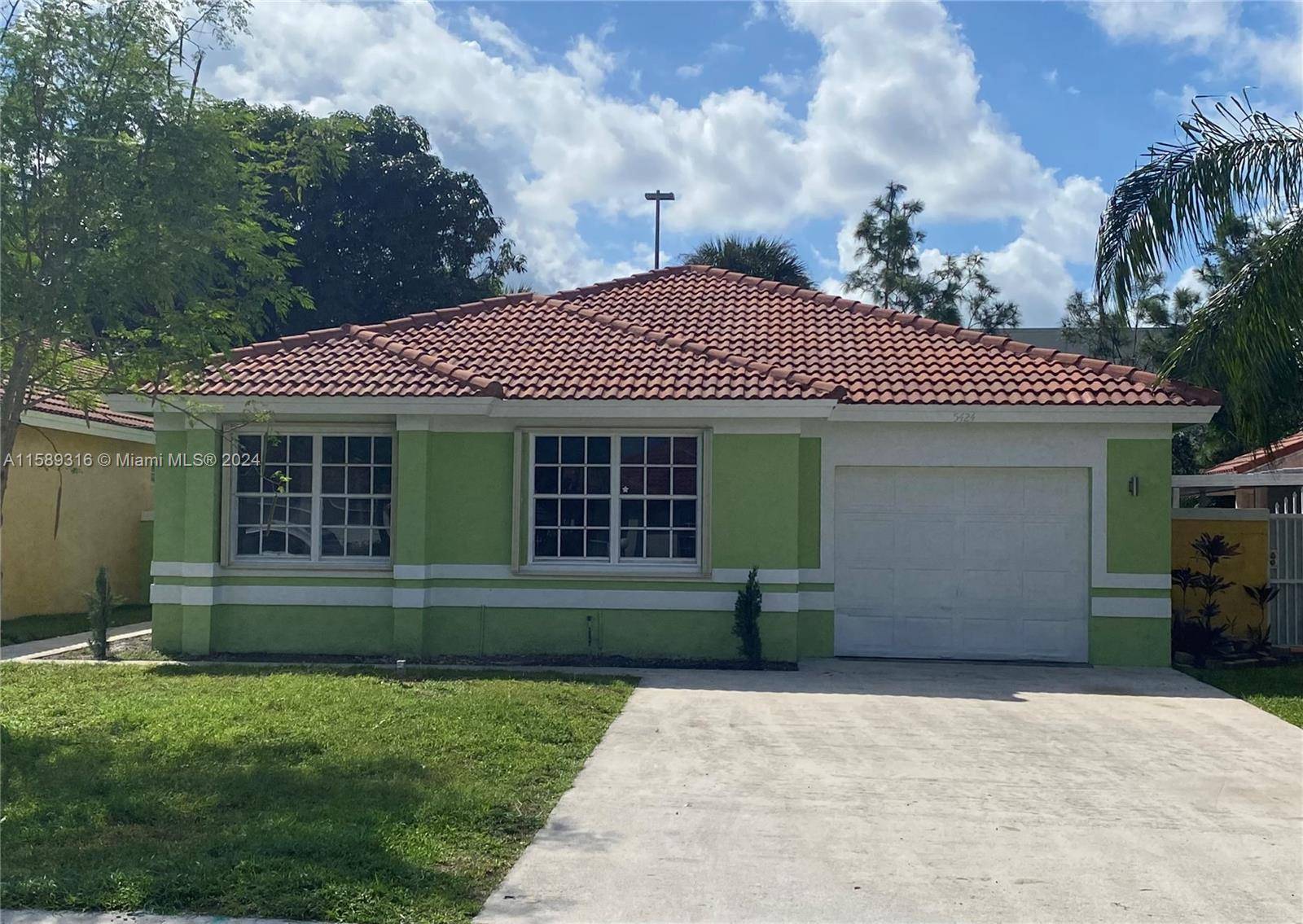 Miami Gardens, FL 33055,5424 NW 184th St