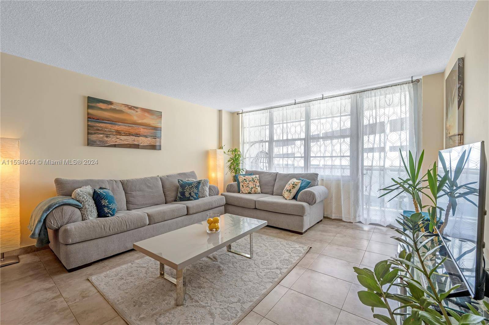 Hollywood, FL 33019,3725 S Ocean Dr #1015