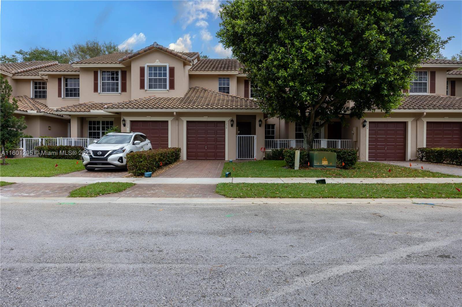 Davie, FL 33328,3230 Fairway Cir #15