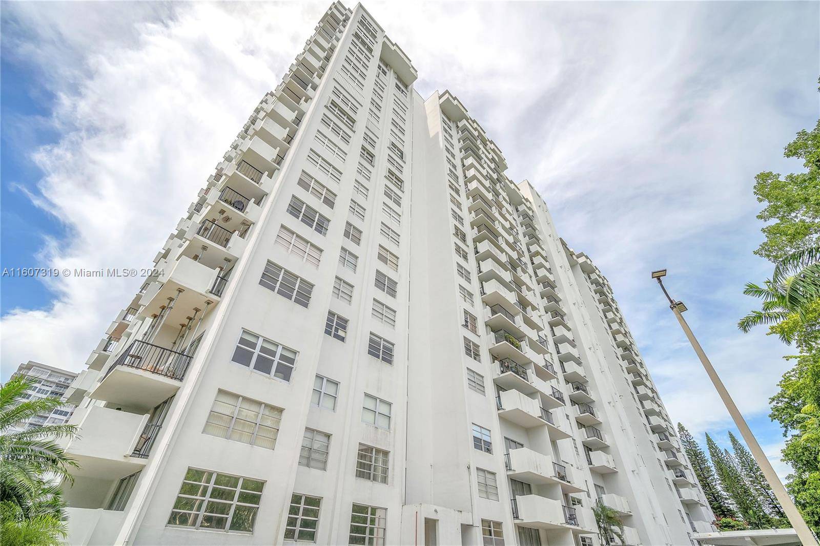 Aventura, FL 33160,2780 NE 183rd St #1601