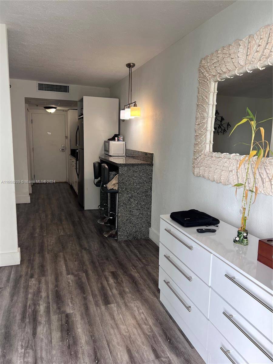 Sunny Isles Beach, FL 33160,19201 Collins Ave #1124