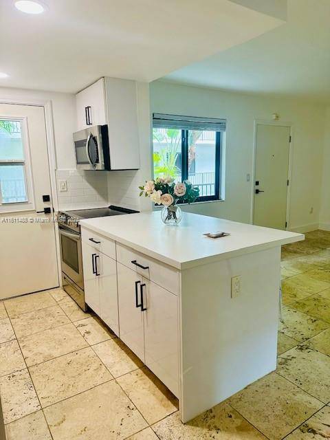 Miami, FL 33133,3242 Mary St #S214