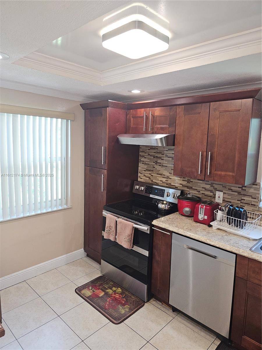 Lauderhill, FL 33319,3551 Inverrary Dr #304