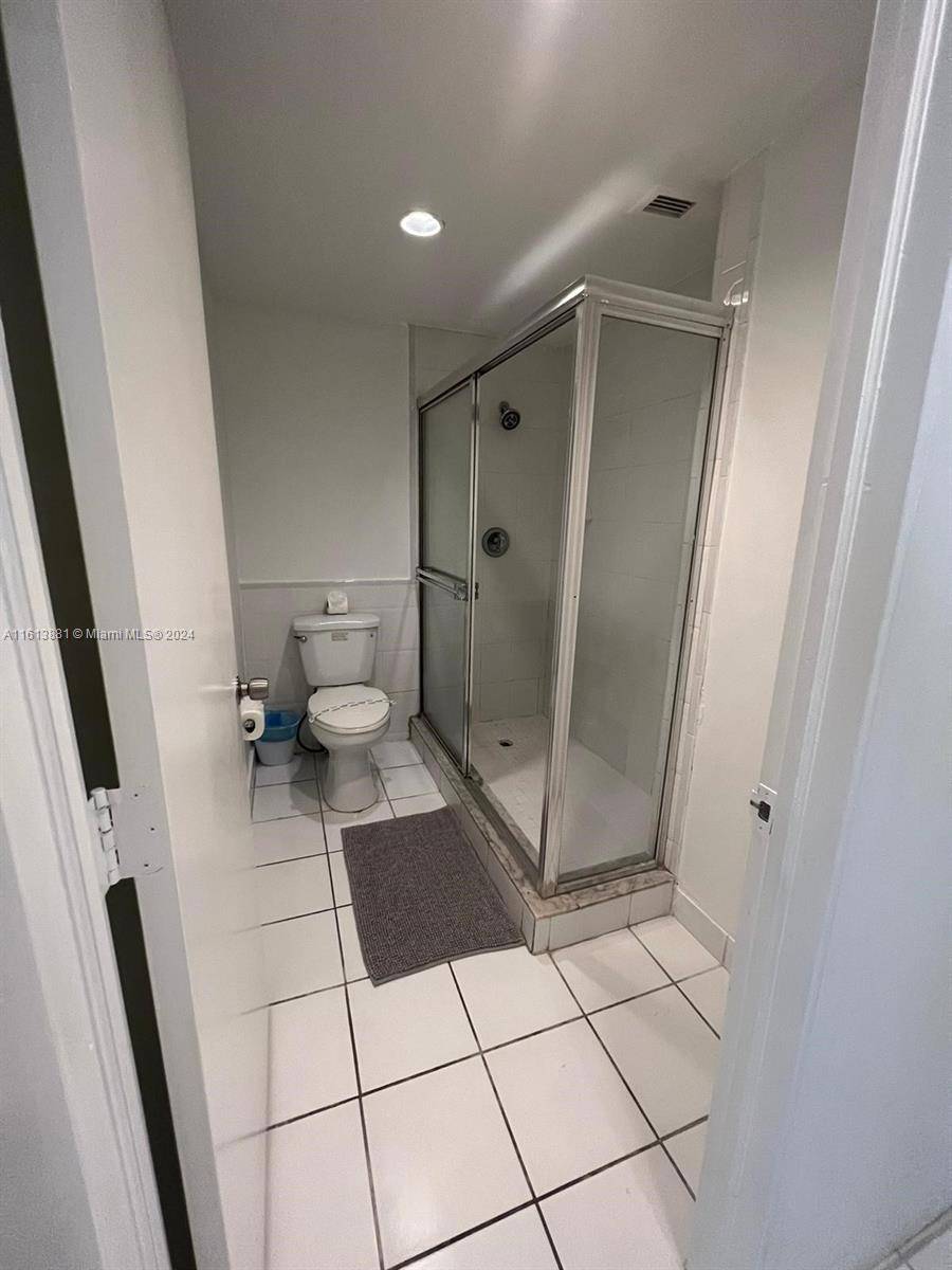 Hollywood, FL 33019,Address not disclosed
