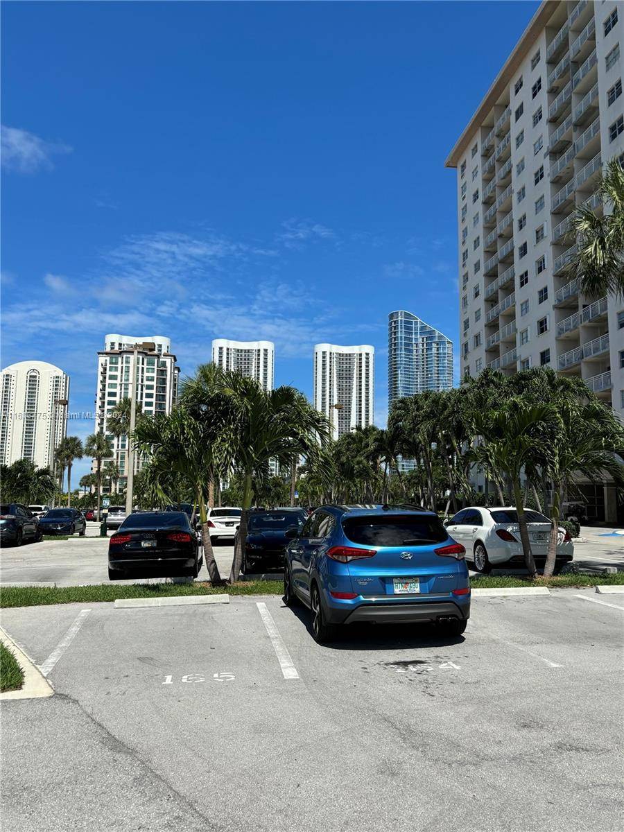 Sunny Isles Beach, FL 33160,400 Kings Point Dr #309