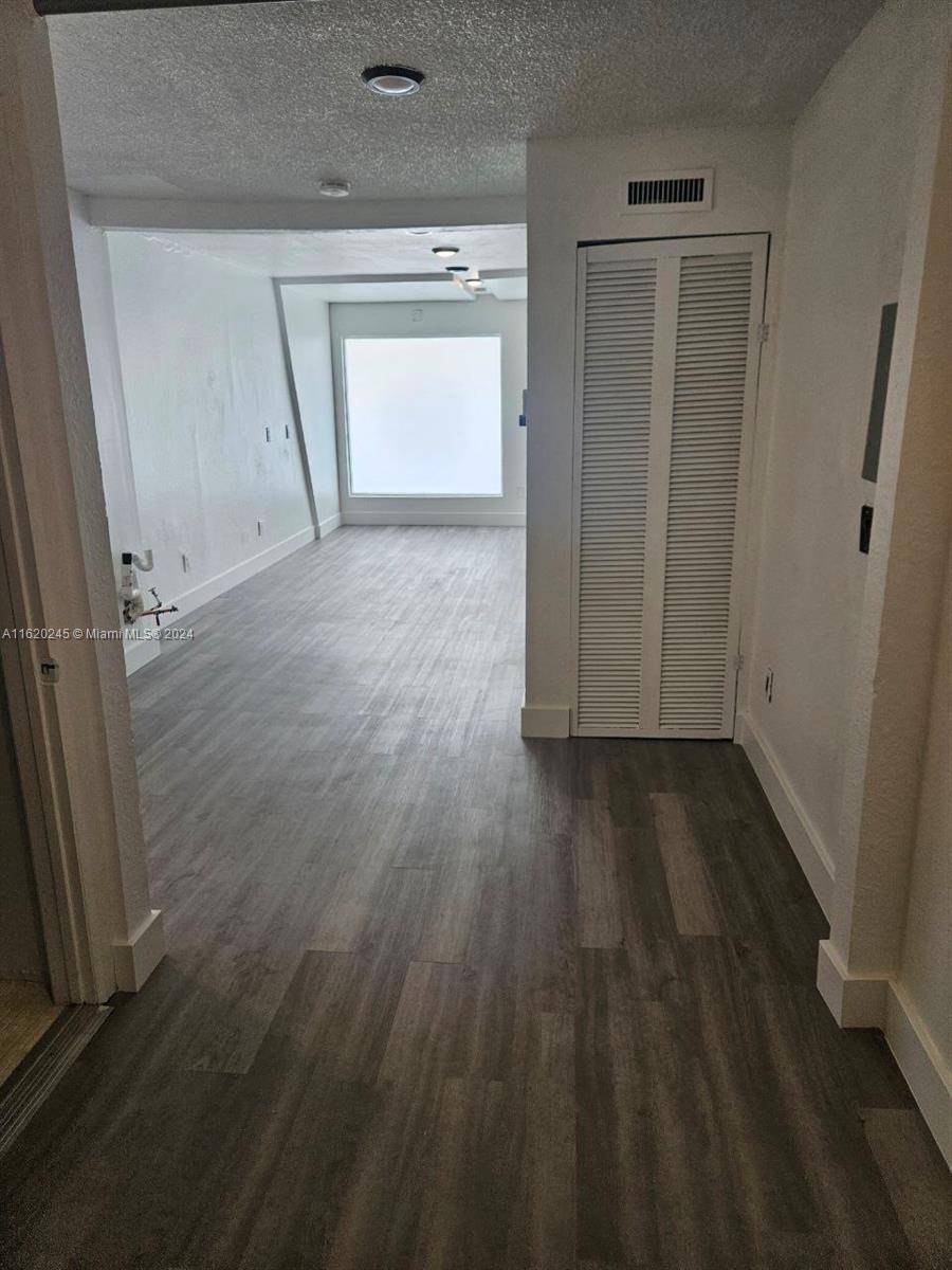 Miami Beach, FL 33139,1059 Collins Ave #207