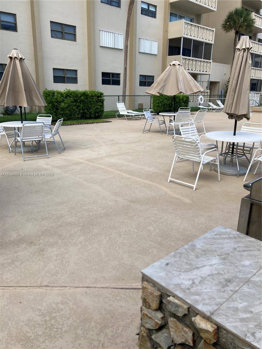 Miami, FL 33179,800 NE 195th St #314