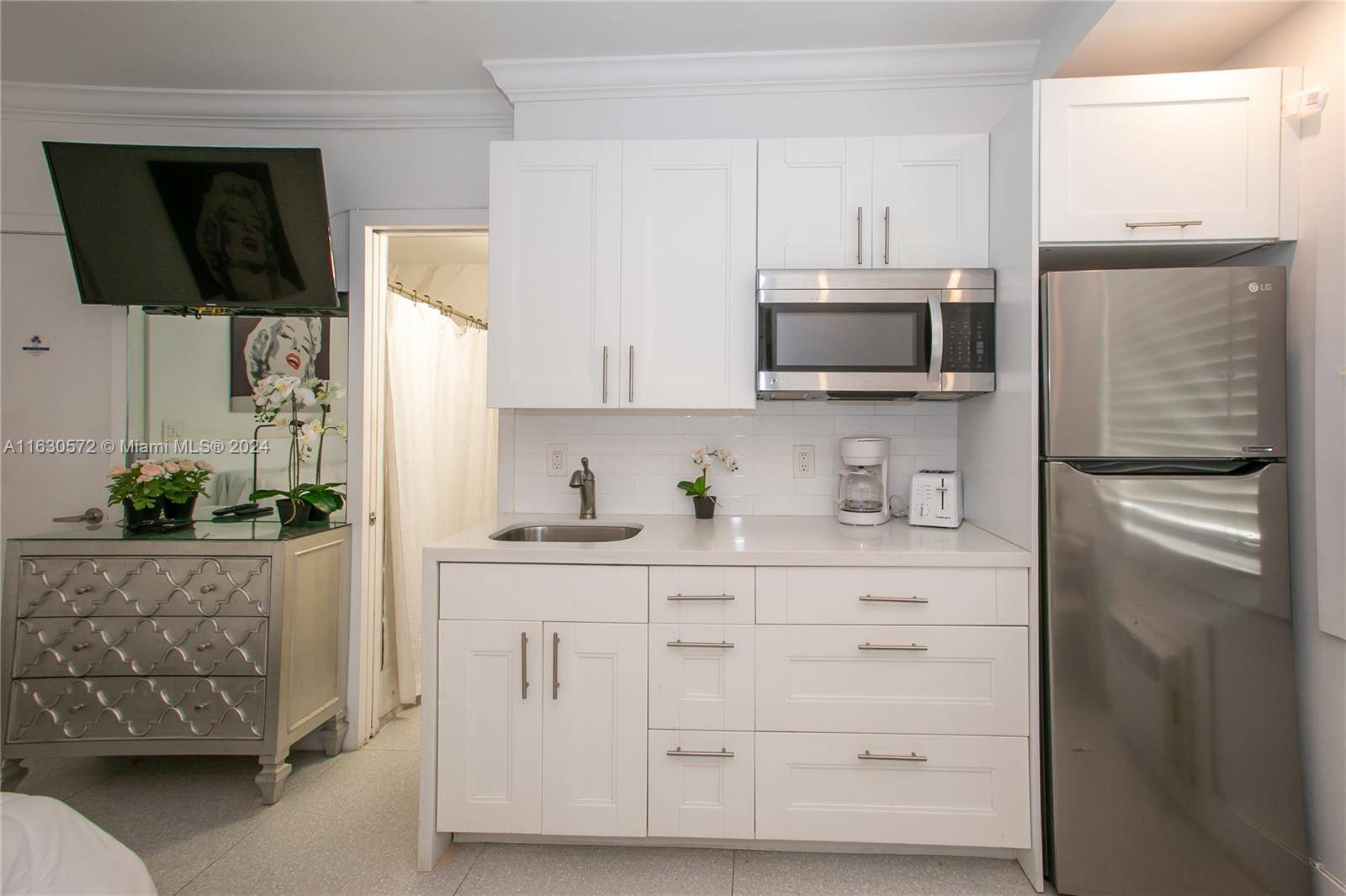 Miami Beach, FL 33139,335 Ocean Dr #211
