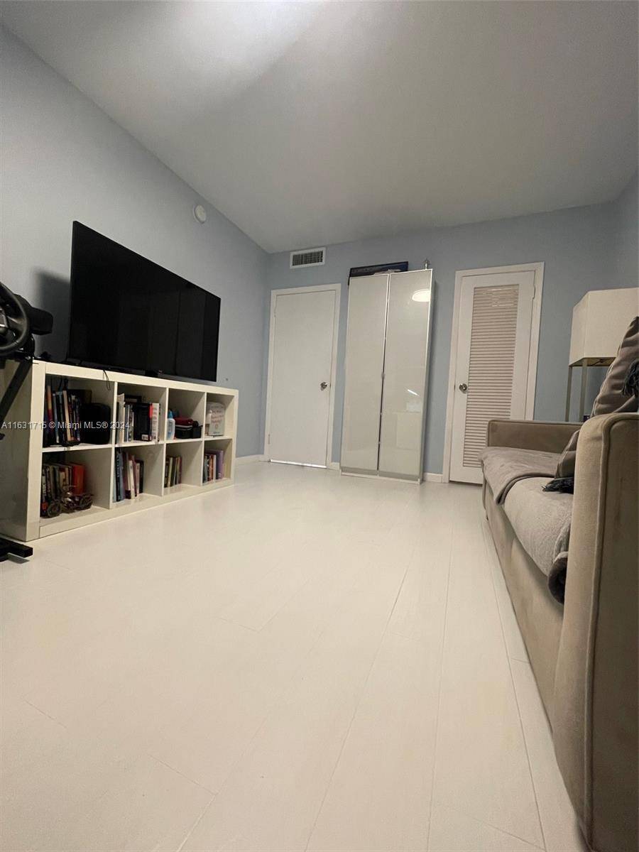 Sunny Isles Beach, FL 33160,500 Bayview Dr #PH23