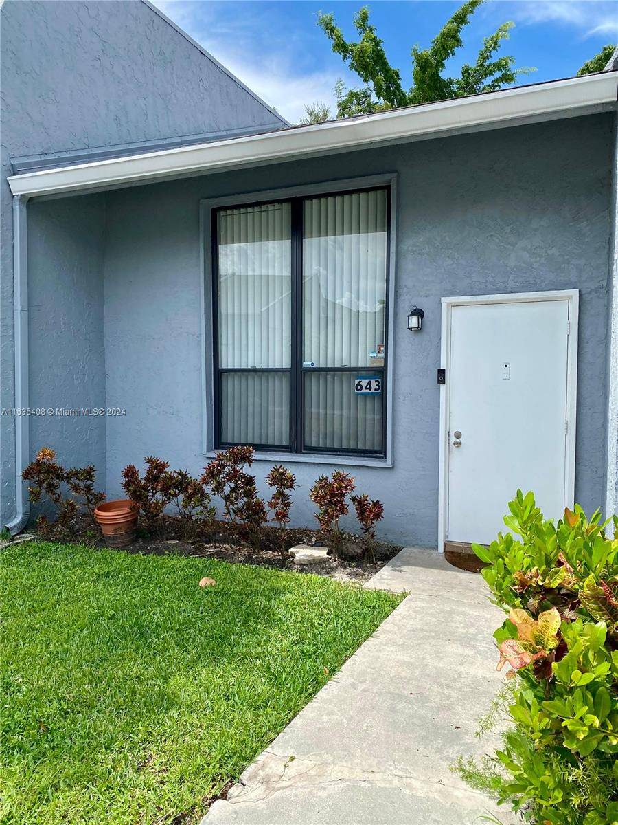 Plantation, FL 33324,643 N University Dr #19